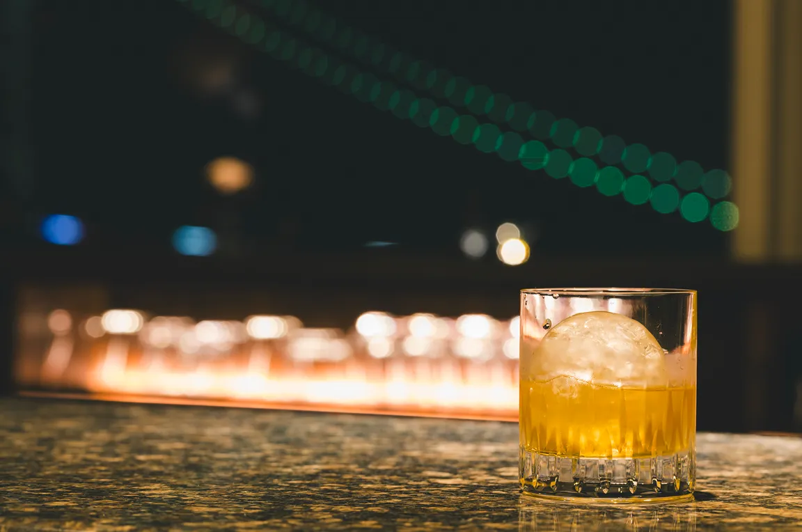 夜景とともに味わう、くつろぎの一杯。