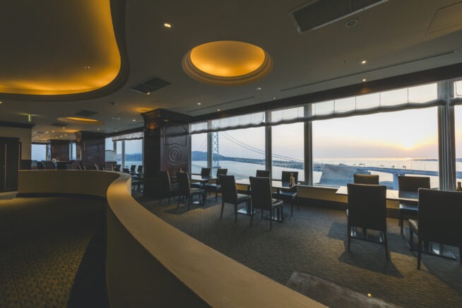 絶景レストラン：明石海峡大橋と瀬戸内海を臨む贅沢な食のひととき